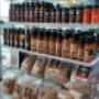 Retrouvez sur ce mur des épices, des sauces BBQ et des copeaux de bois. Retrouvez sur ce mur des épices, des sauces BBQ et des copeaux de bois.