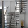 Escalier à limon central - 4 sections - Marches de 2 pouces profil carré en érable teint verni lustre mat - Poteaux carrés en stainless - Verre clair 10 mm - Main courante rectangulaire avec insertions de stainless. Escalier à limon central - 4 sections - Marches de 2 pouces profil carré en érable teint verni lustre mat - Poteaux carrés en stainless - Verre clair 10 mm - Main courante rectangulaire avec insertions de stainless.